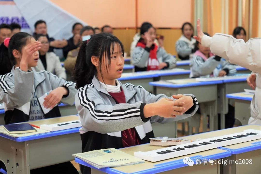 让音乐触手可及，美派折叠钢琴开启助学之旅